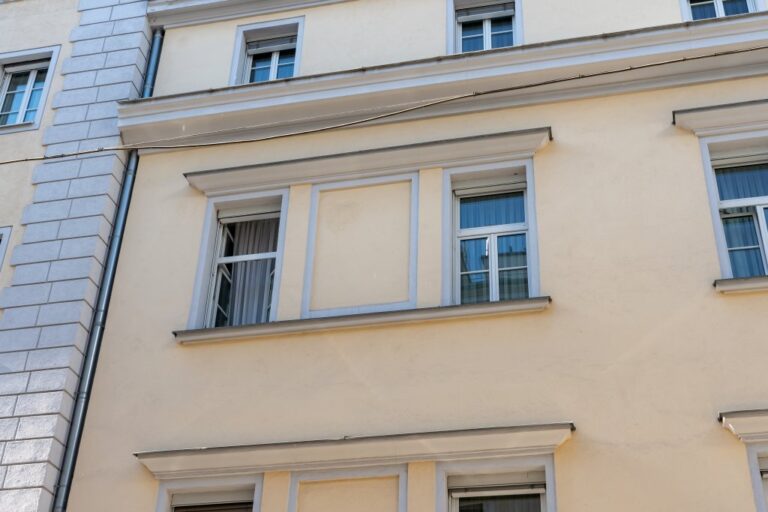 Fassade eines Gebäudes in Wien-Josefstadt mit Dekor