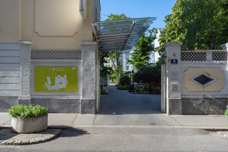 Eingang zum Garten einer Klinik in Wien-Josefstadt