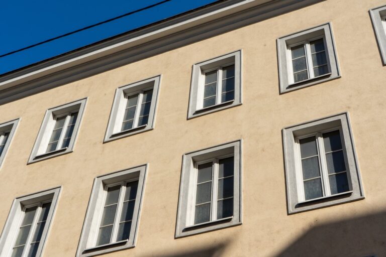 Fenster eines Altbaus mit vereinfachter Fassade