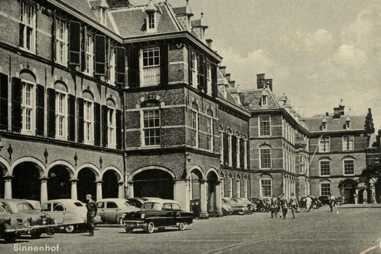 historischer Gebäudekomplex in Den Haag, Autos, Leute
