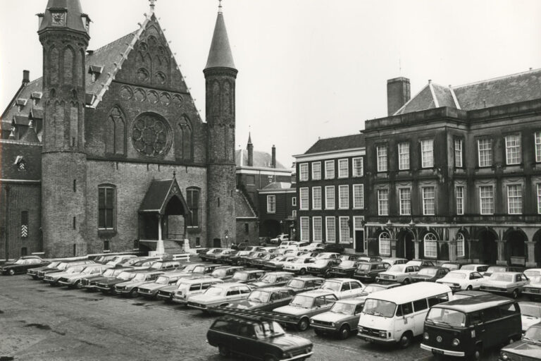 Binnenhof von Den Haag mit parkenden Autos