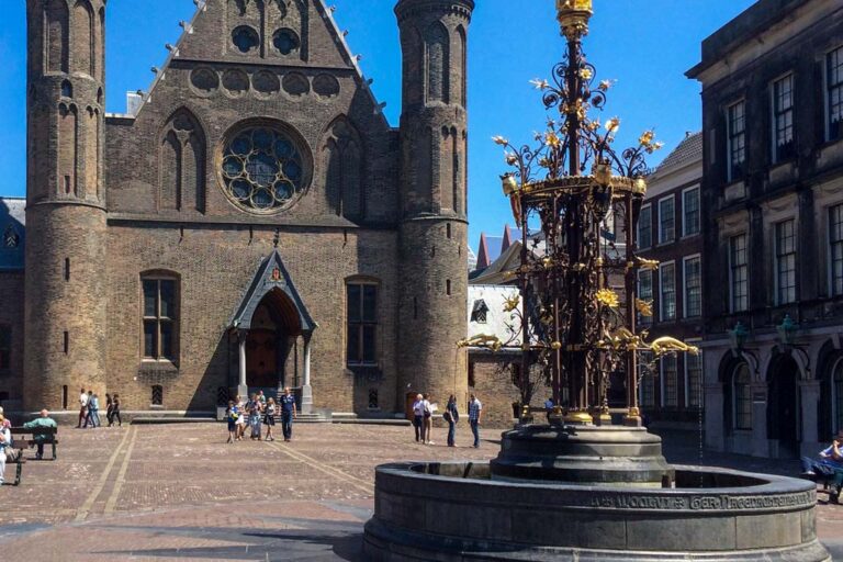 Brunnen vor dem Rittersaal im Binnenhof von Den Haag