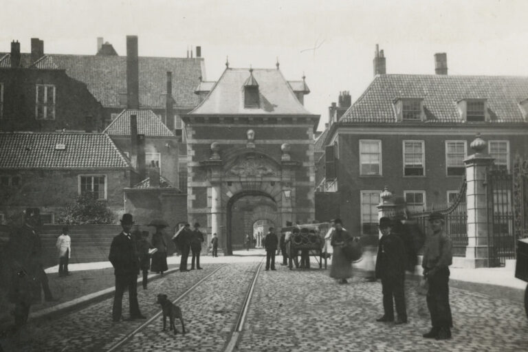 Leute vor einem historischen Torgebäude