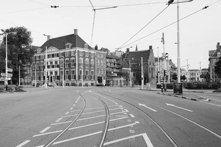 Straße in Den Haag mit Straßenbahngleisen, historische Gebäude