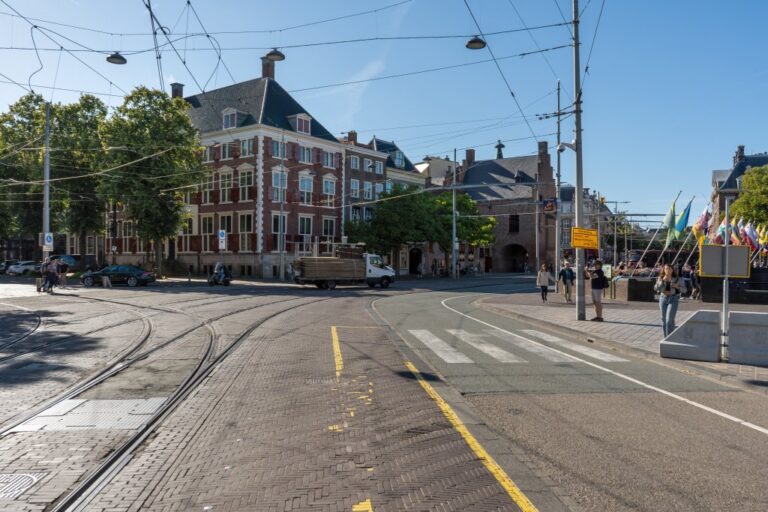Straße in Den Haag mit Straßenbahngleisen, historische Gebäude, Fahnen