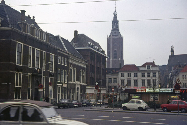 Platz in Den Haag mit Autos, Kirchturm, alte Häuser, Straße