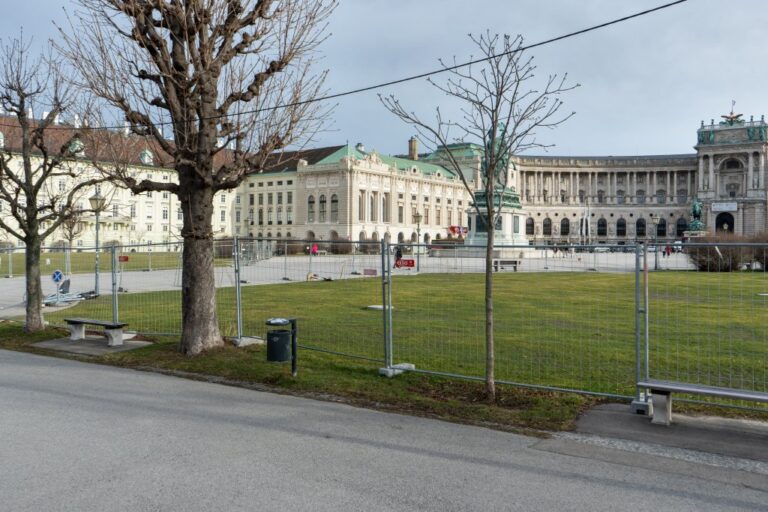 Platz in Wien, Hofburg, Denkmal, Bäume, Absperrung
