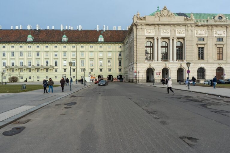 Hofburg in Wien, Straße, Leute, Auto