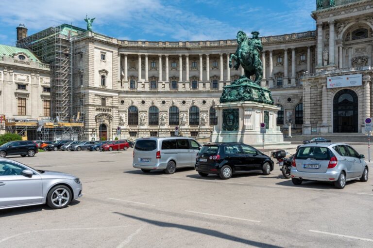 parkende Autos, Denkmal, historisches Gebäude, Kolonnaden