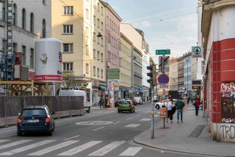 Straße in Wien-Margareten, Autos, Fußgänger, Baustelle