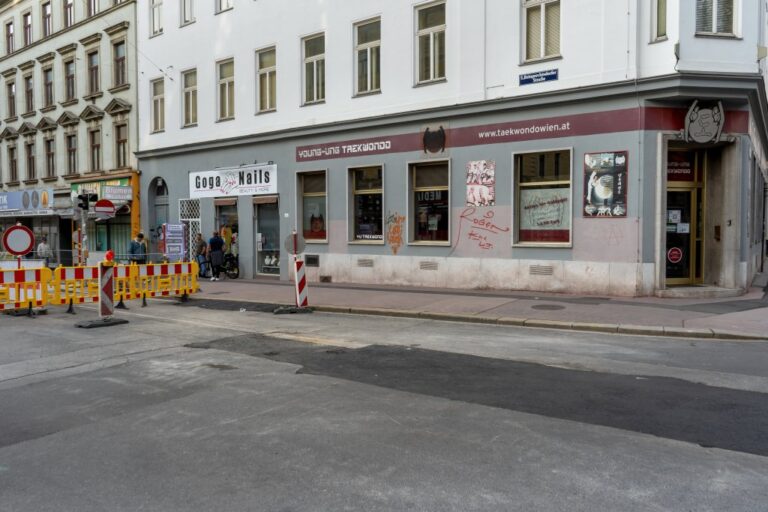 Bauarbeiten auf einer Straße in 1050 Wien, Asphalt, Baustelle