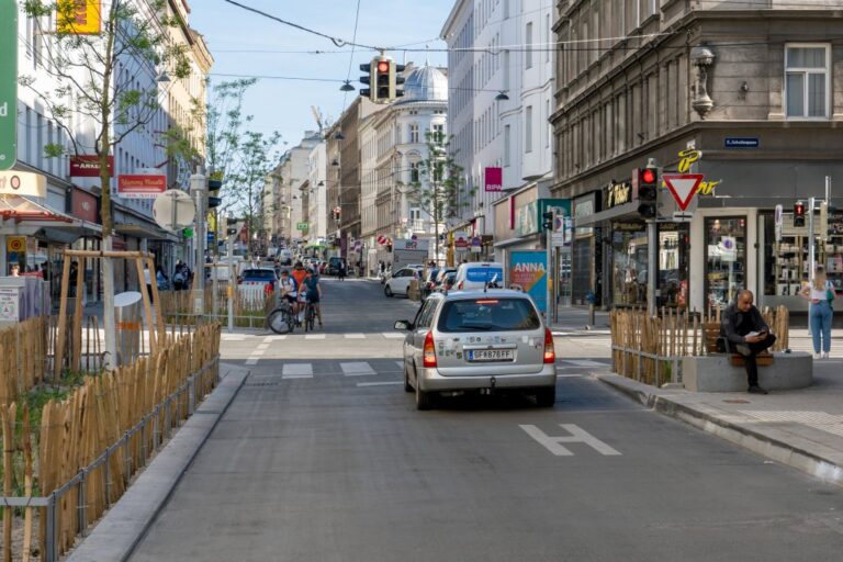 Auto steht an einer roten Ampel in einer Straße in Wien
