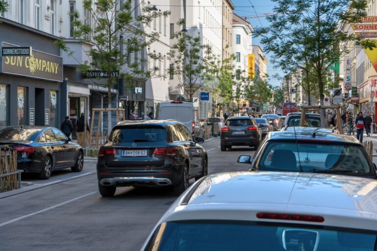 Autoverkehr und parkende Autos in der Reinprechtsdorfer Straße