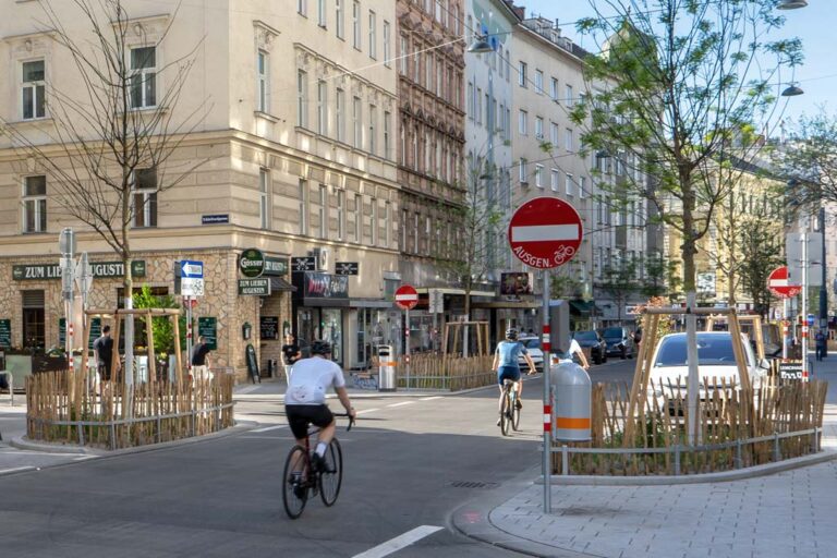 Radfahrer fahren bergab durch die Reinprechtsdorfer Straße