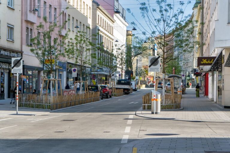 Reinprechtsdorfer Straße nach der Umgestaltung, Bäume, alte Häuser, Kreuzung, gepflasterte Gehsteige, Geschäfte