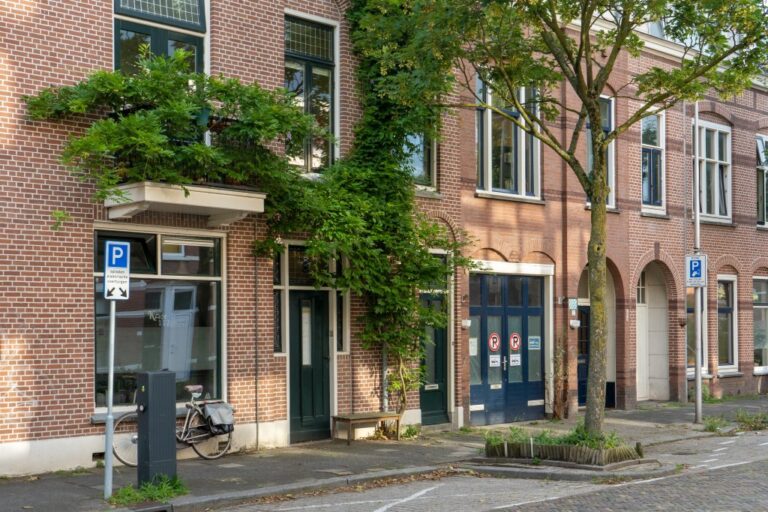 begrüntes Haus in Utrecht, Baum, Verkehrszeichen, abgestelltes Rad, Gehsteig, Backsteinfassaden
