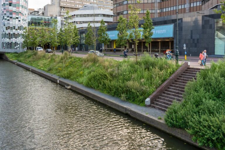 Kanal in Utrecht, Ufer, Grünfläche, Straße, Treppen, Bürohäuser, Einkaufszentrum, Leute