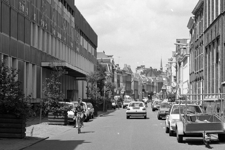 altes Foto einer Straße, Autos, niedrige Häuser