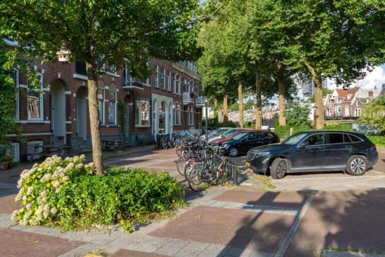 Utrecht, Bäume, Autos, Fahrräder, Häuser