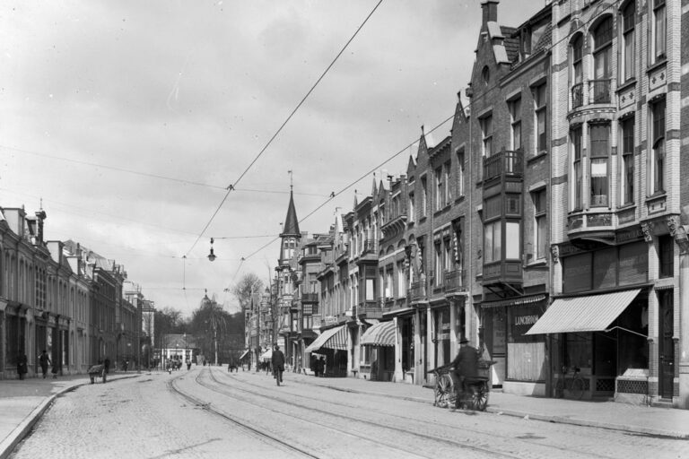 historische Aufnahme einer Straße mit Straßenbahngleisen