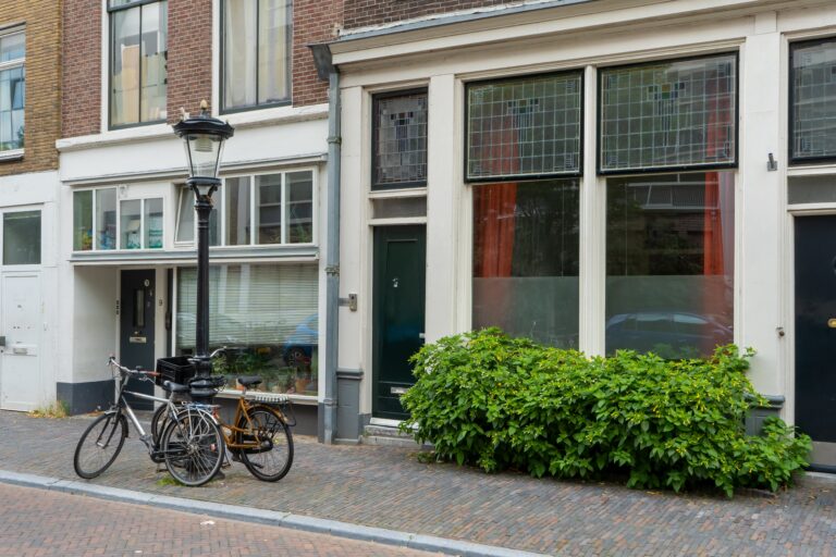 Erdgeschoßzone im Zentrum von Utrecht, Schaufenster, Pflanzen, Fahrräder lehnen an eine Straßenlaterne