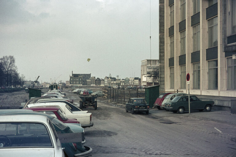 parkende Autos, Bürohaus, Utrecht