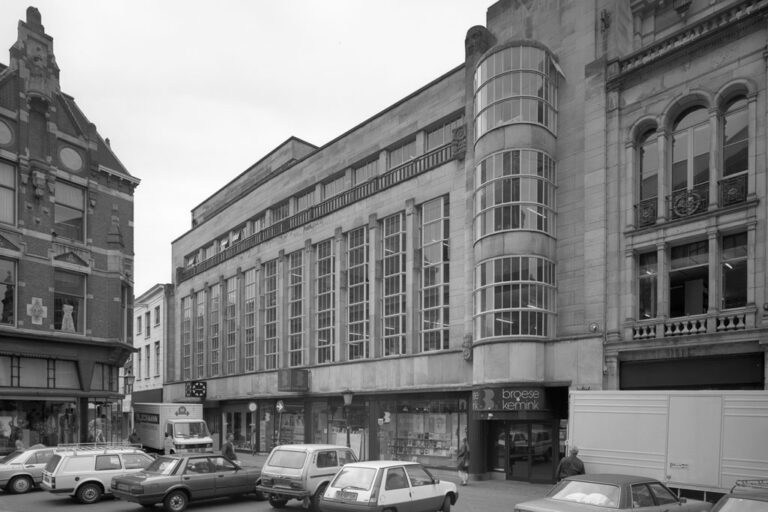 Warenhaus und parkende Autos in Utrecht