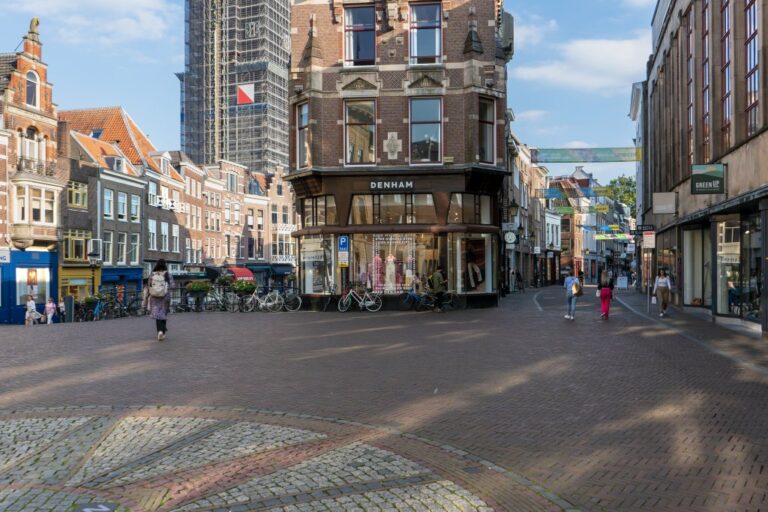 Fußgängerzone neben dem Rathaus von Utrecht, eingerüsteter Kirchturm