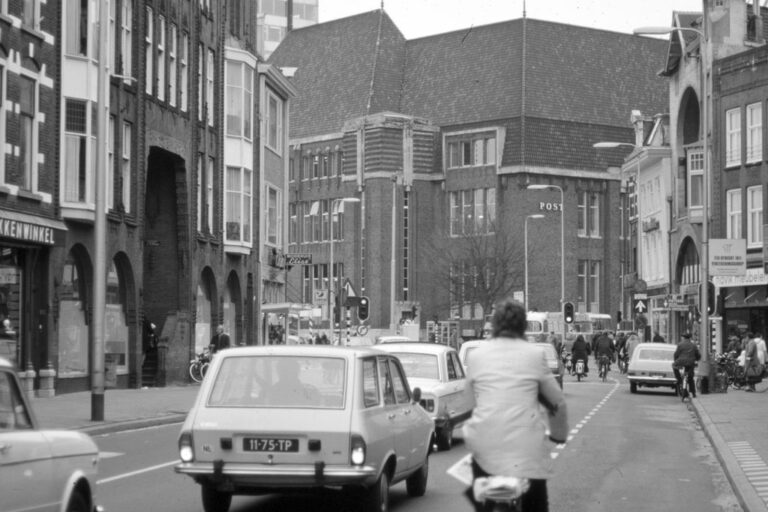 Autos und Radfahrer in Utrecht, Postgebäude