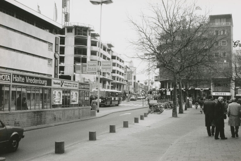 Straße in Utrecht, Baustelle, Bäume, Poller