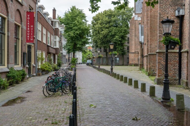 Gasse in Utrecht, Poller, Kirche, Museum, Laternen, abgestellte Fahrräder