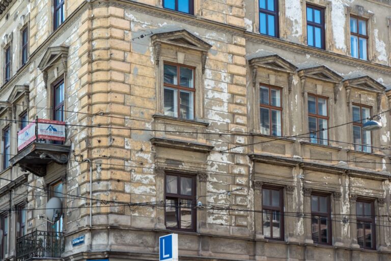 Fassade eines sanierungsbedürftigen Gründerzeithauses in Wien-Währing