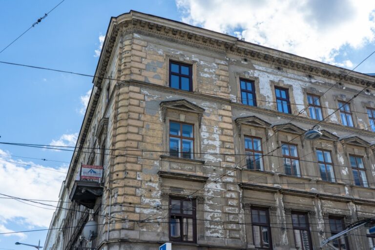 Haus mit Historismus-Dekor in Wien, Oberleitungen