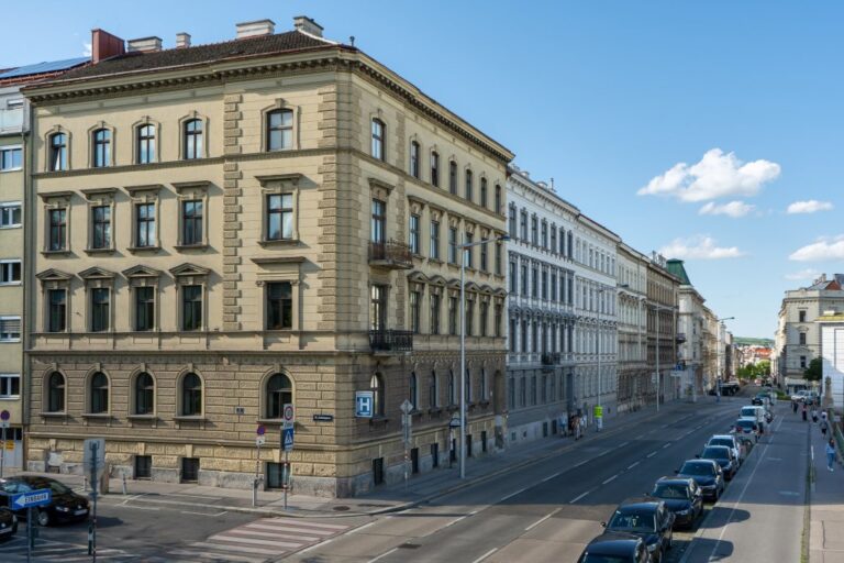 Straße in Wien, Häuserzeile mit alten Gebäuden, Autos