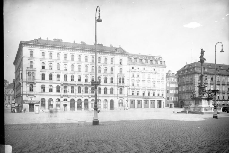 alte Aufnahme eines Platzes in Wien