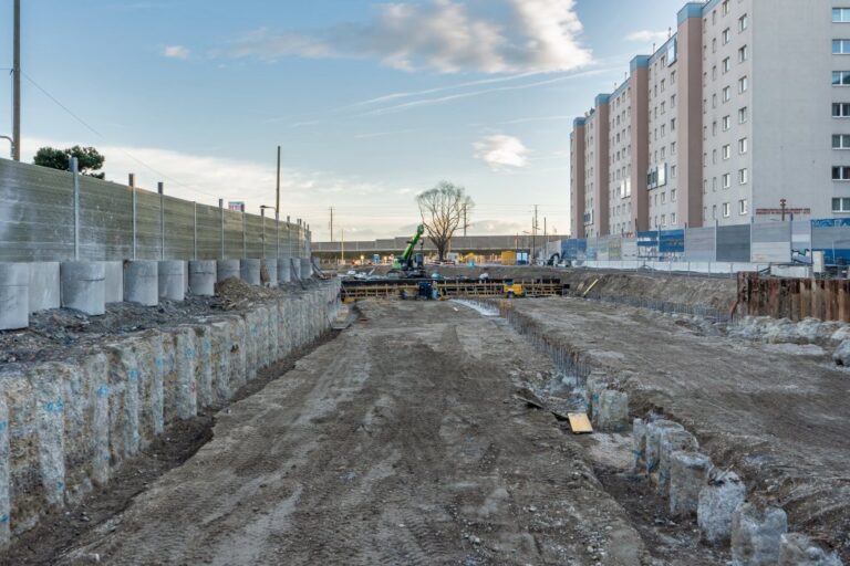 Baustelle neben einem Gemeindebau