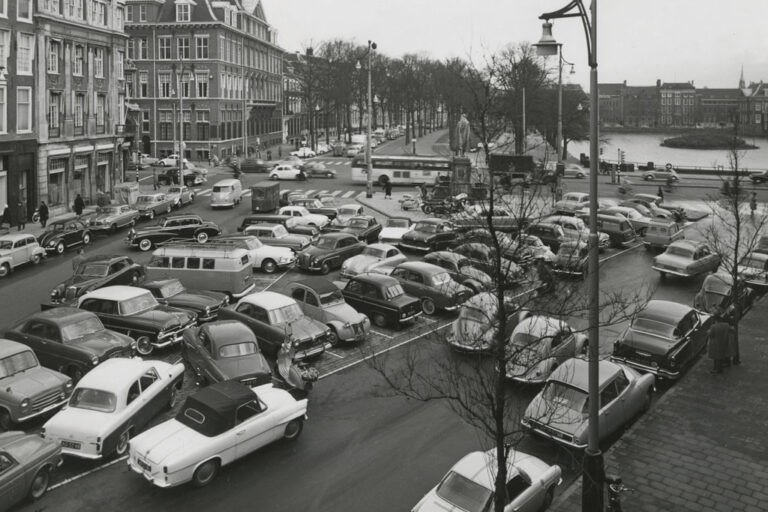 parkende Autos auf einem Platz in Den Haag, altes Foto