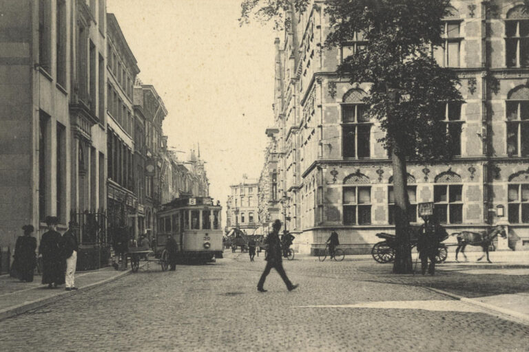 historische Aufnahme eines Platzes und einer Straße in Den Haag, Straßenbahn