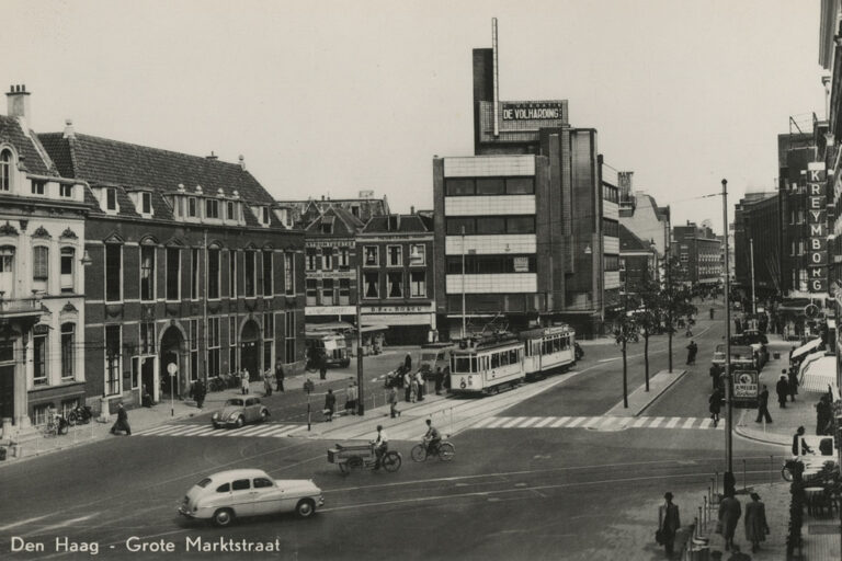 Kreuzung in Den Haag, Autos, Fahrräder, Straßenbahn