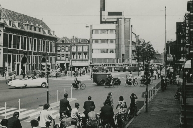 Kreuzung in Den Haag mit viel Radfahrern