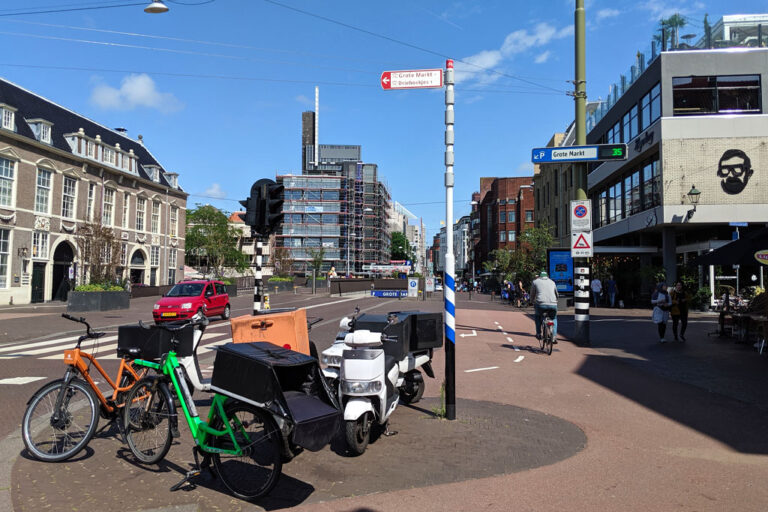 Stadtzentrum von Den Haag, abgestellte Fahrräder und Motorroller