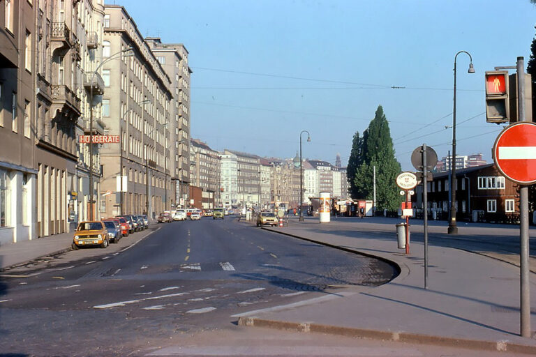 Straße in der Inneren Stadt in Wien, Häuserzeile