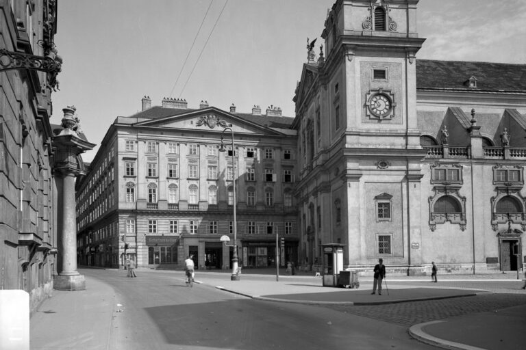 Blick von der Herrengasse in die Schottengasse, alte Aufnahme, Kirche