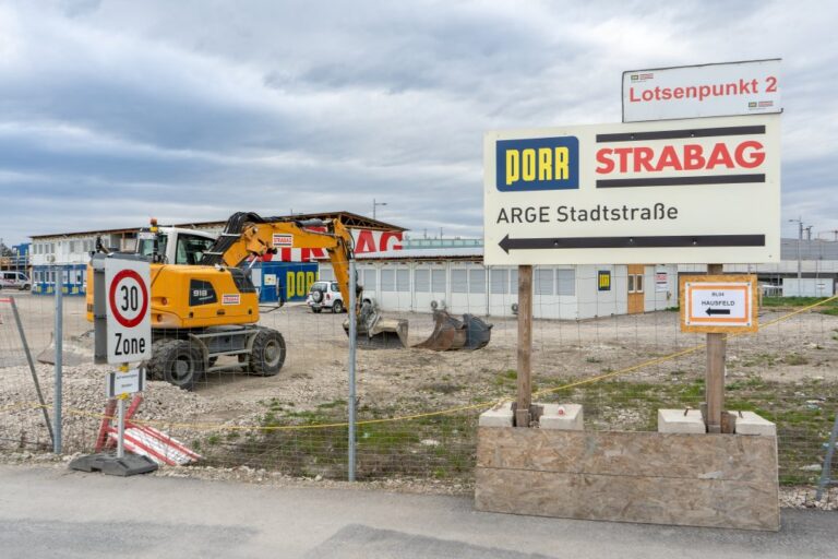 Bagger, Schild "ARGE Stadtstraße"