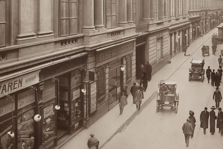 Fußgänger und alte Automobile in der Herrengasse