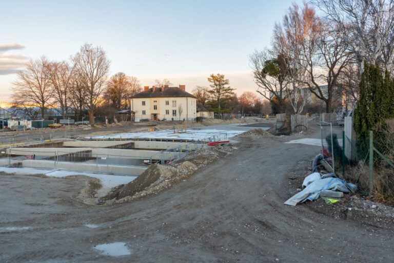 Tunnel in Hirschstetten wird gebaut, Bäume, Haus