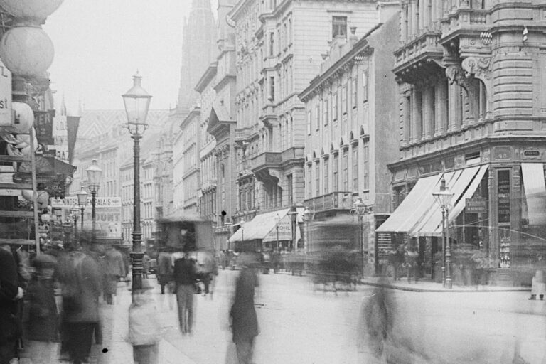 alte Aufnahme einer belebten Straße in Wien