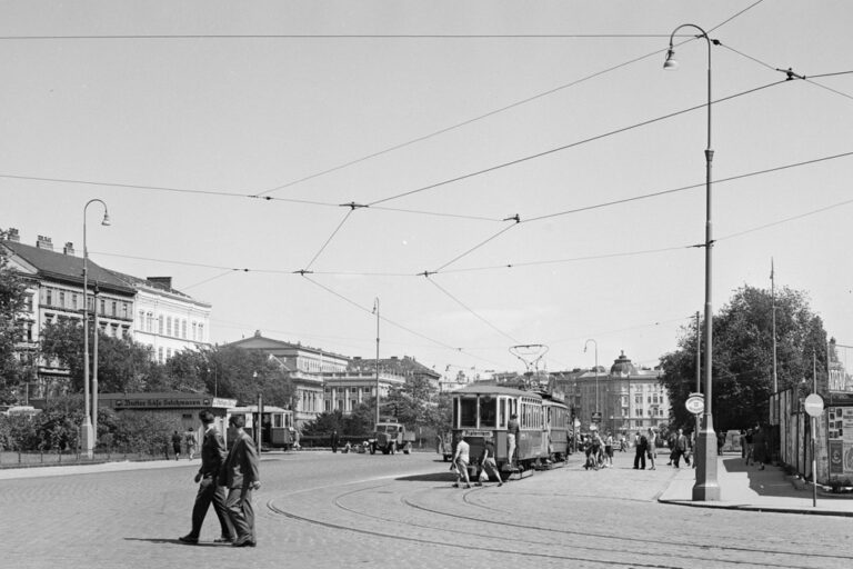 Straßenbahn und Leute am Karlsplatz, Nachkriegszeit, Wien