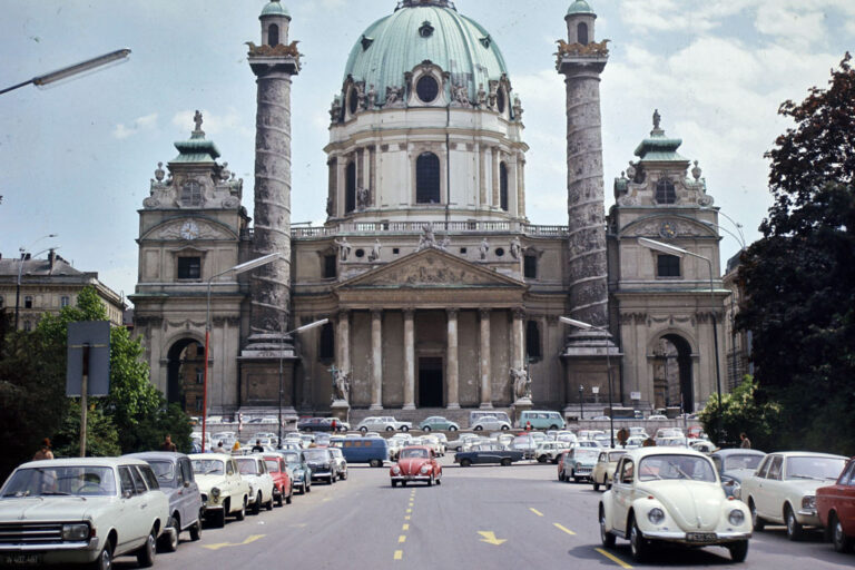 Parkplatz vor der Karlskirche