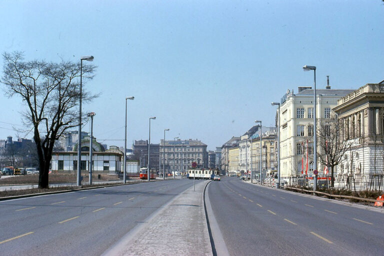 Karlsplatz, Stationsgebäude von Otto Wagner, hohe Straßenlaternen, Künstlerhaus